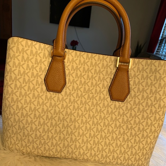 New Large Camille Micheal Kors bag - Picture 3 of 7